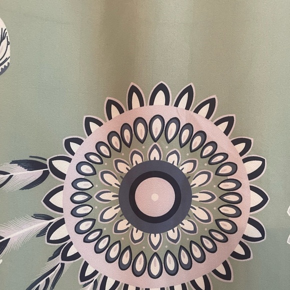 Sage green woman’s abstract short sleeve top size medium - Picture 4 of 6